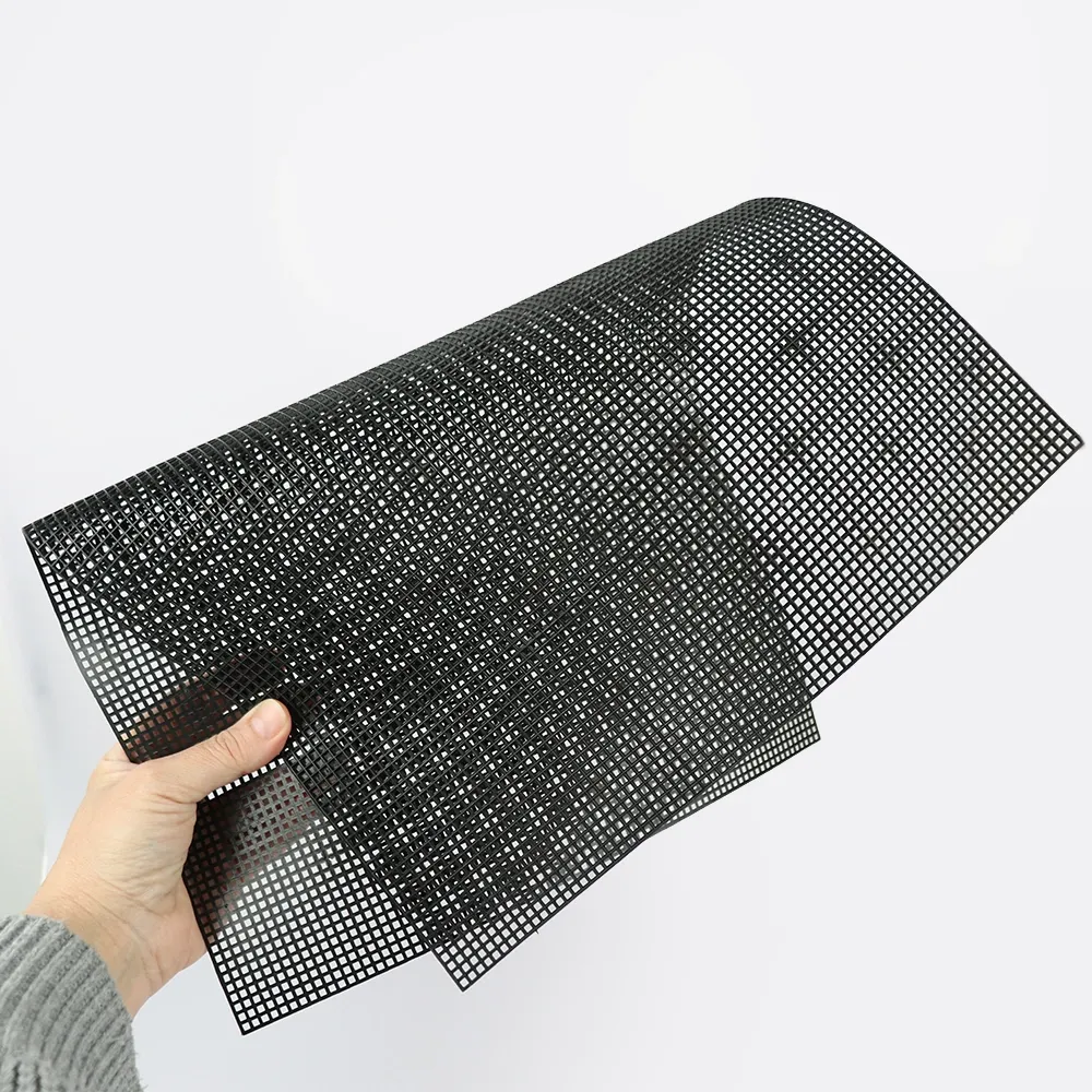 Пластикова канва, чорна, 50*33см, комірка 2.5мм – купити | Candy Yarn