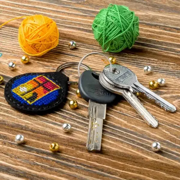 Набір для вишивки нитками брелока на штучній шкірі, FLHL-017, 3*13.5см, Wonderland Crafts – купити | Candy Yarn