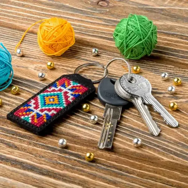 Набір для вишивки нитками брелока на штучній шкірі, FLHL-021, 3*13.5см, Wonderland Crafts – купити | Candy Yarn